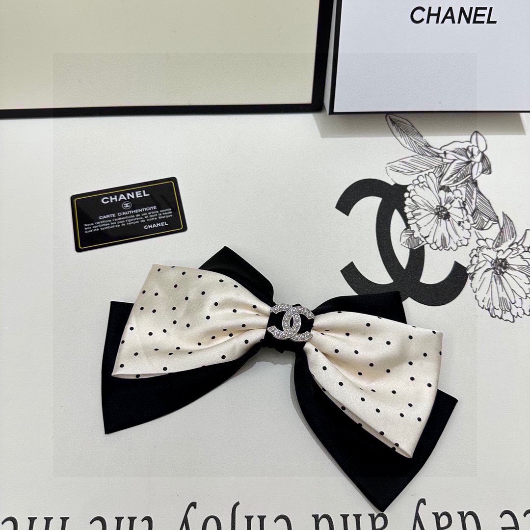  配专柜包装
CHANEL（香奈儿）最新蝴蝶结中古五金发夹#
信我！人手必备的单品 这件必须买
洋气神仙
