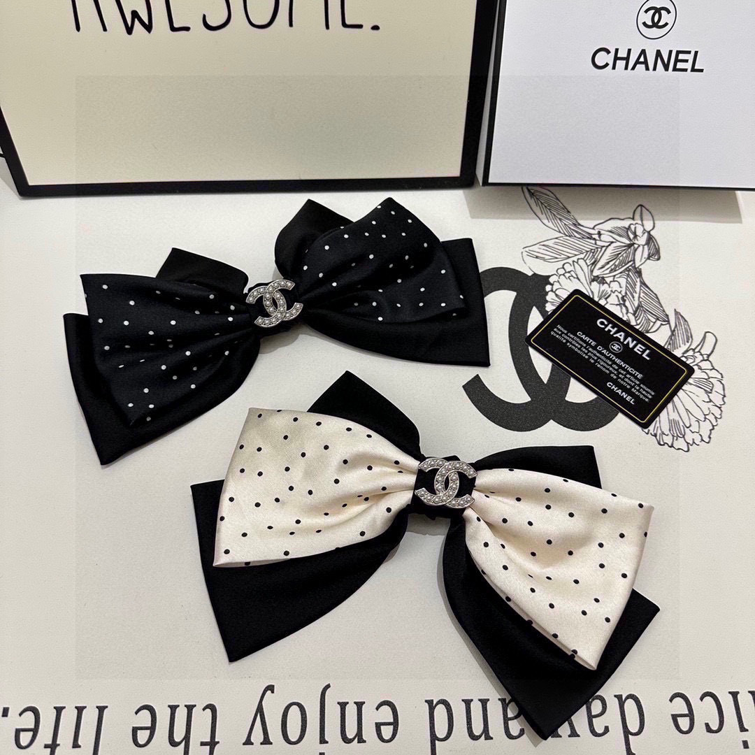  配专柜包装
CHANEL（香奈儿）最新蝴蝶结中古五金发夹#
信我！人手必备的单品 这件必须买
洋气神仙