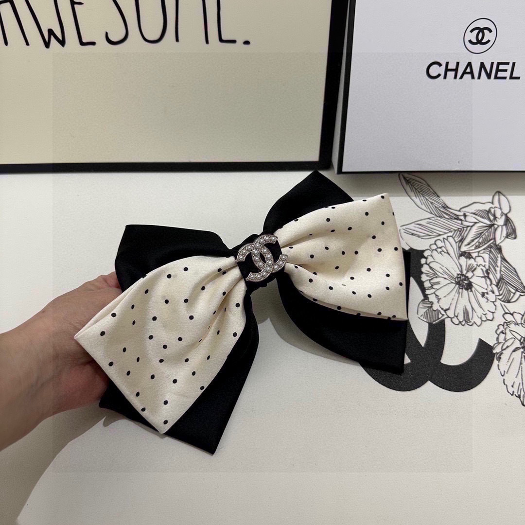  配专柜包装
CHANEL（香奈儿）最新蝴蝶结中古五金发夹#
信我！人手必备的单品 这件必须买
洋气神仙
