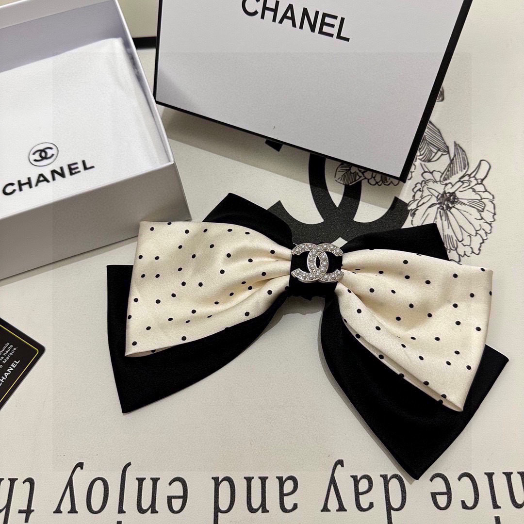  配专柜包装
CHANEL（香奈儿）最新蝴蝶结中古五金发夹#
信我！人手必备的单品 这件必须买
洋气神仙