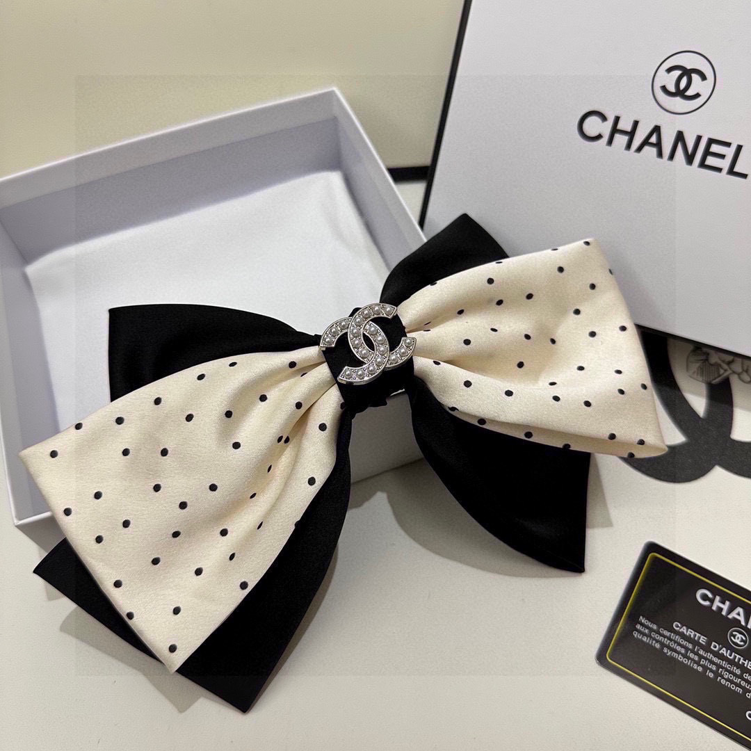  配专柜包装
CHANEL（香奈儿）最新蝴蝶结中古五金发夹#
信我！人手必备的单品 这件必须买
洋气神仙