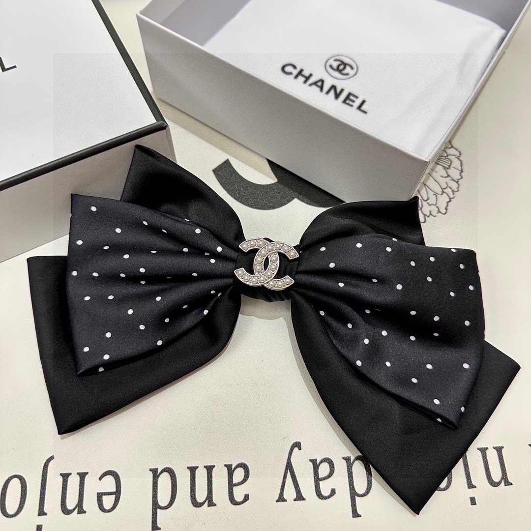 配专柜包装
CHANEL（香奈儿）最新蝴蝶结中古五金发夹#
信我！人手必备的单品 这件必须买
洋气神仙