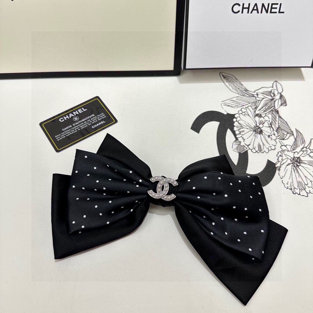  配专柜包装
CHANEL（香奈儿）最新蝴蝶结中古五金发夹#
信我！人手必备的单品 这件必须买
洋气神仙