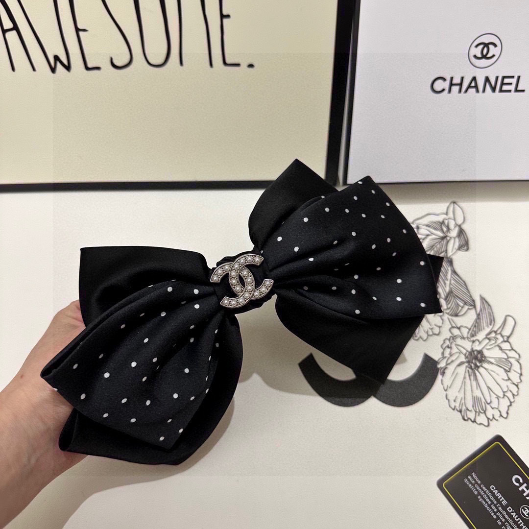  配专柜包装
CHANEL（香奈儿）最新蝴蝶结中古五金发夹#
信我！人手必备的单品 这件必须买
洋气神仙