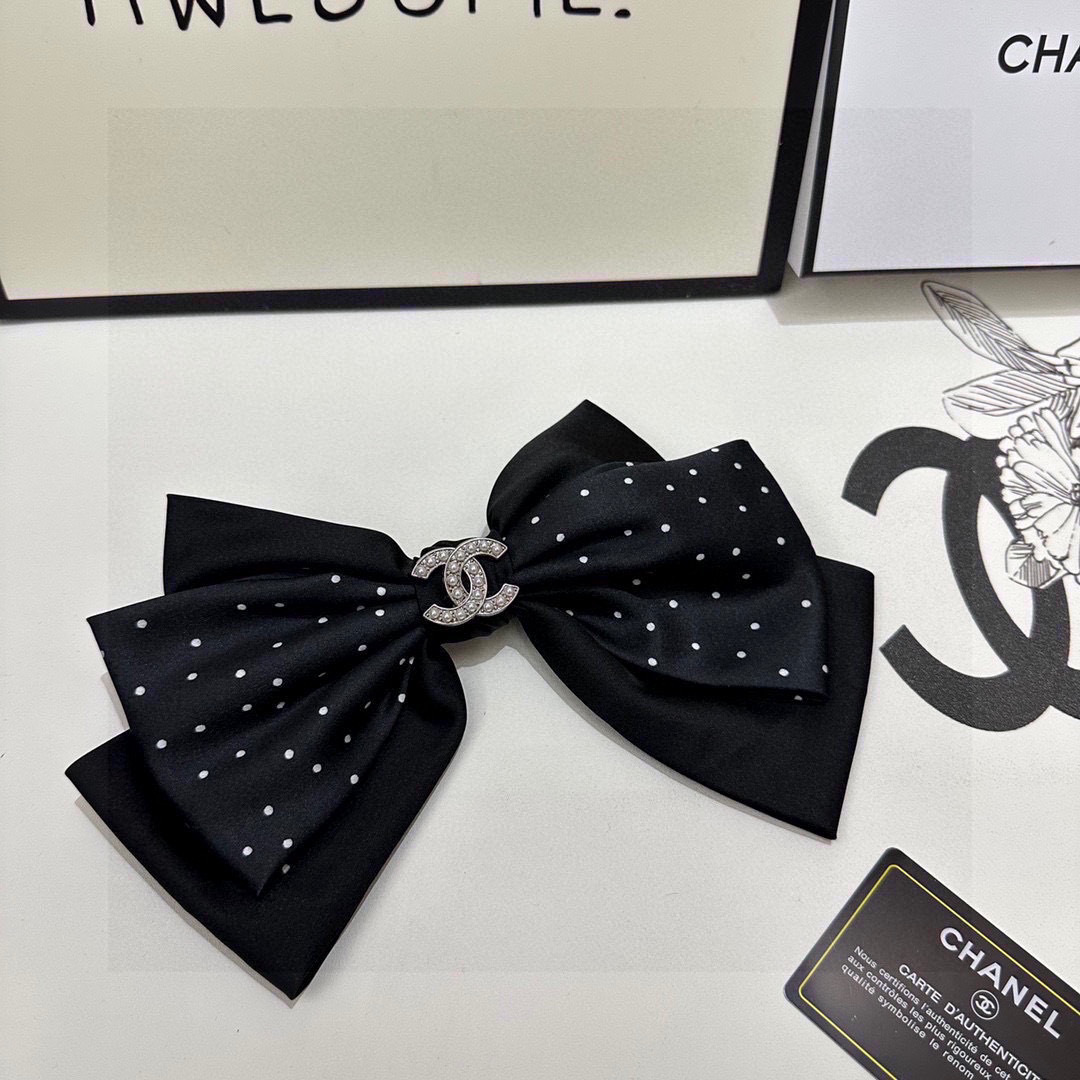  配专柜包装
CHANEL（香奈儿）最新蝴蝶结中古五金发夹#
信我！人手必备的单品 这件必须买
洋气神仙