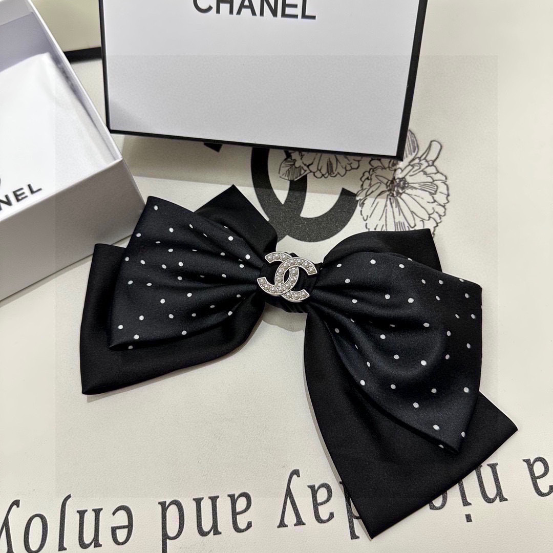  配专柜包装
CHANEL（香奈儿）最新蝴蝶结中古五金发夹#
信我！人手必备的单品 这件必须买
洋气神仙