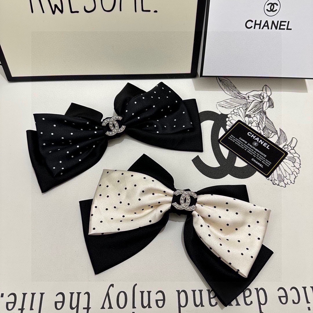  配专柜包装
CHANEL（香奈儿）最新蝴蝶结中古五金发夹#
信我！人手必备的单品 这件必须买
洋气神仙