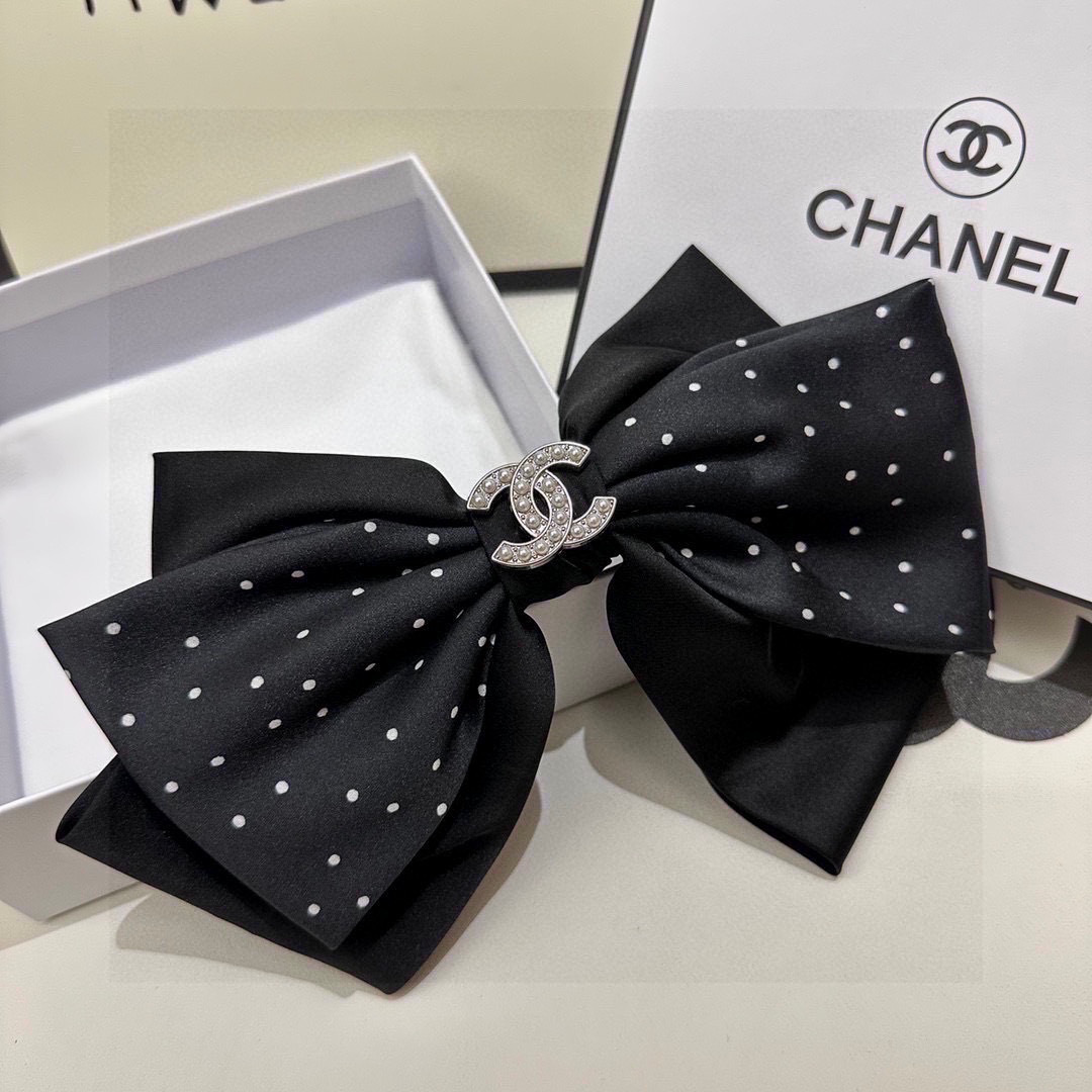 配专柜包装
CHANEL（香奈儿）最新蝴蝶结中古五金发夹#
信我！人手必备的单品 这件必须买
洋气神仙