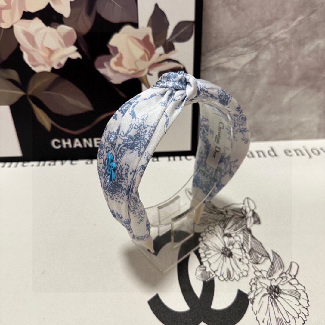  配专柜包装
DIOR（迪奥）最新水墨画丛林发箍
小仙女快入手
特殊材质 不嘞头
可盐可甜～