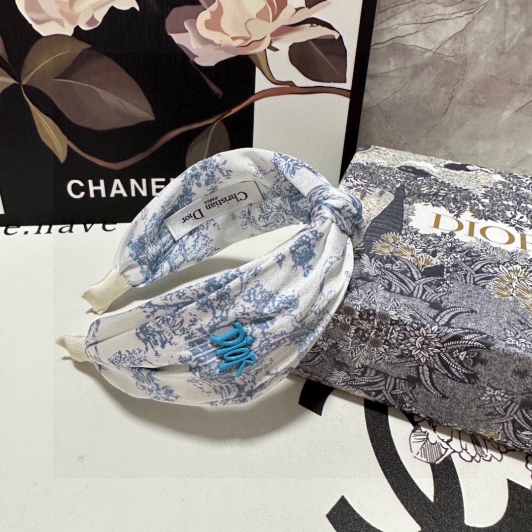  配专柜包装
DIOR（迪奥）最新水墨画丛林发箍
小仙女快入手
特殊材质 不嘞头
可盐可甜～