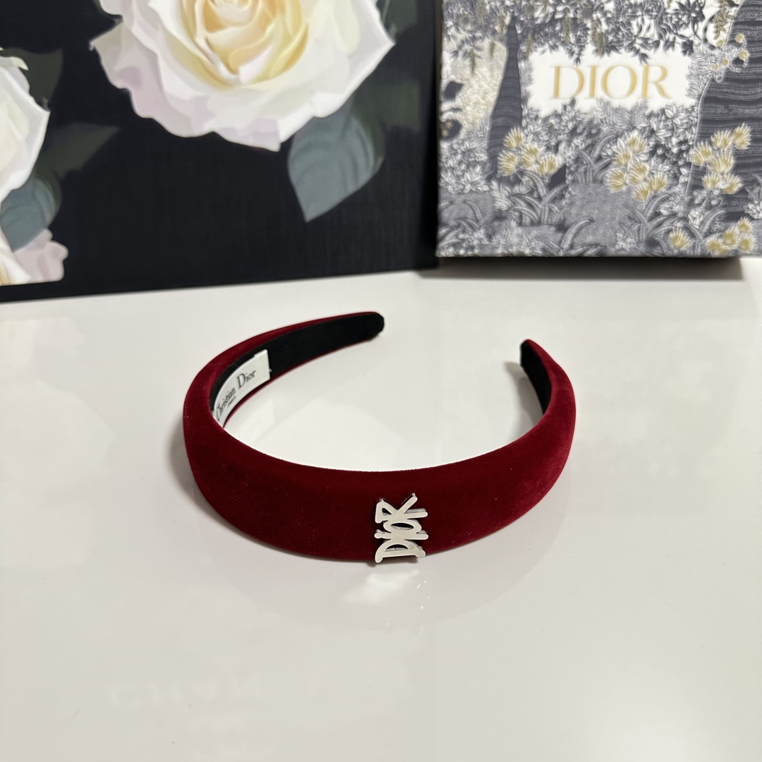 配专柜包装
DIOR（迪奥）最新丝绒发箍
小仙女快入手
特殊材质 不嘞头
可盐可甜～