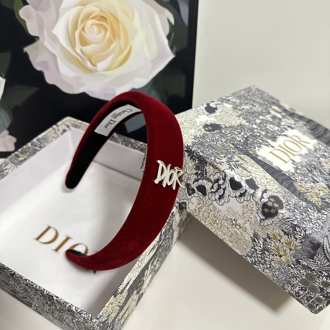  配专柜包装
DIOR（迪奥）最新丝绒发箍
小仙女快入手
特殊材质 不嘞头
可盐可甜～