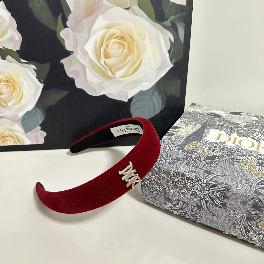  配专柜包装
DIOR（迪奥）最新丝绒发箍
小仙女快入手
特殊材质 不嘞头
可盐可甜～