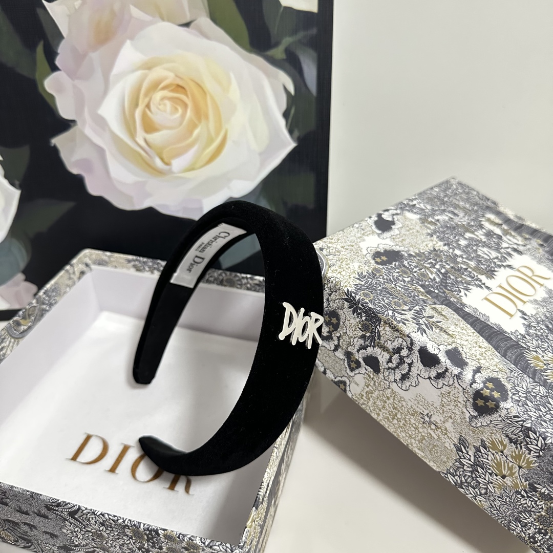  配专柜包装
DIOR（迪奥）最新丝绒发箍
小仙女快入手
特殊材质 不嘞头
可盐可甜～