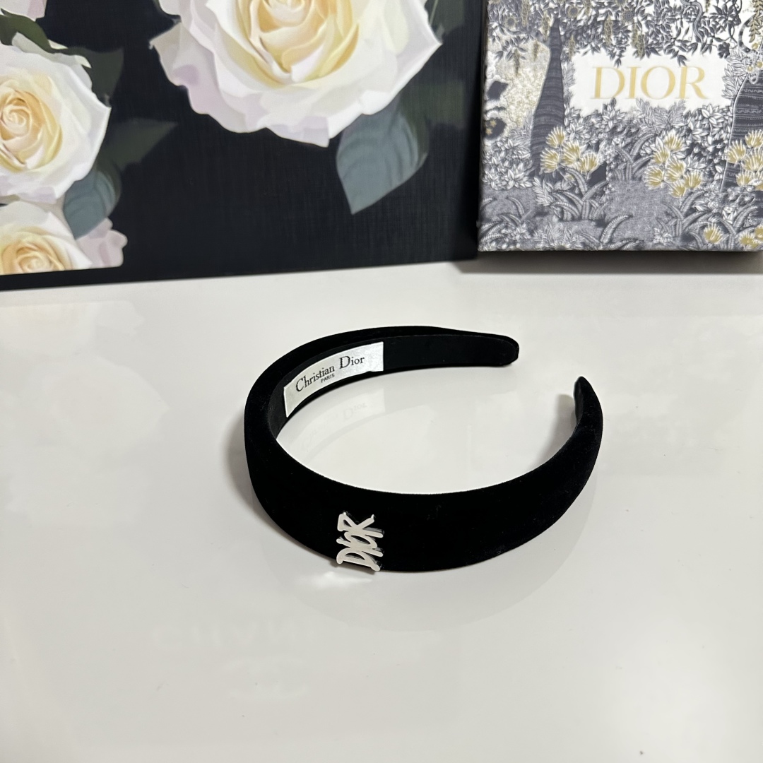  配专柜包装
DIOR（迪奥）最新丝绒发箍
小仙女快入手
特殊材质 不嘞头
可盐可甜～