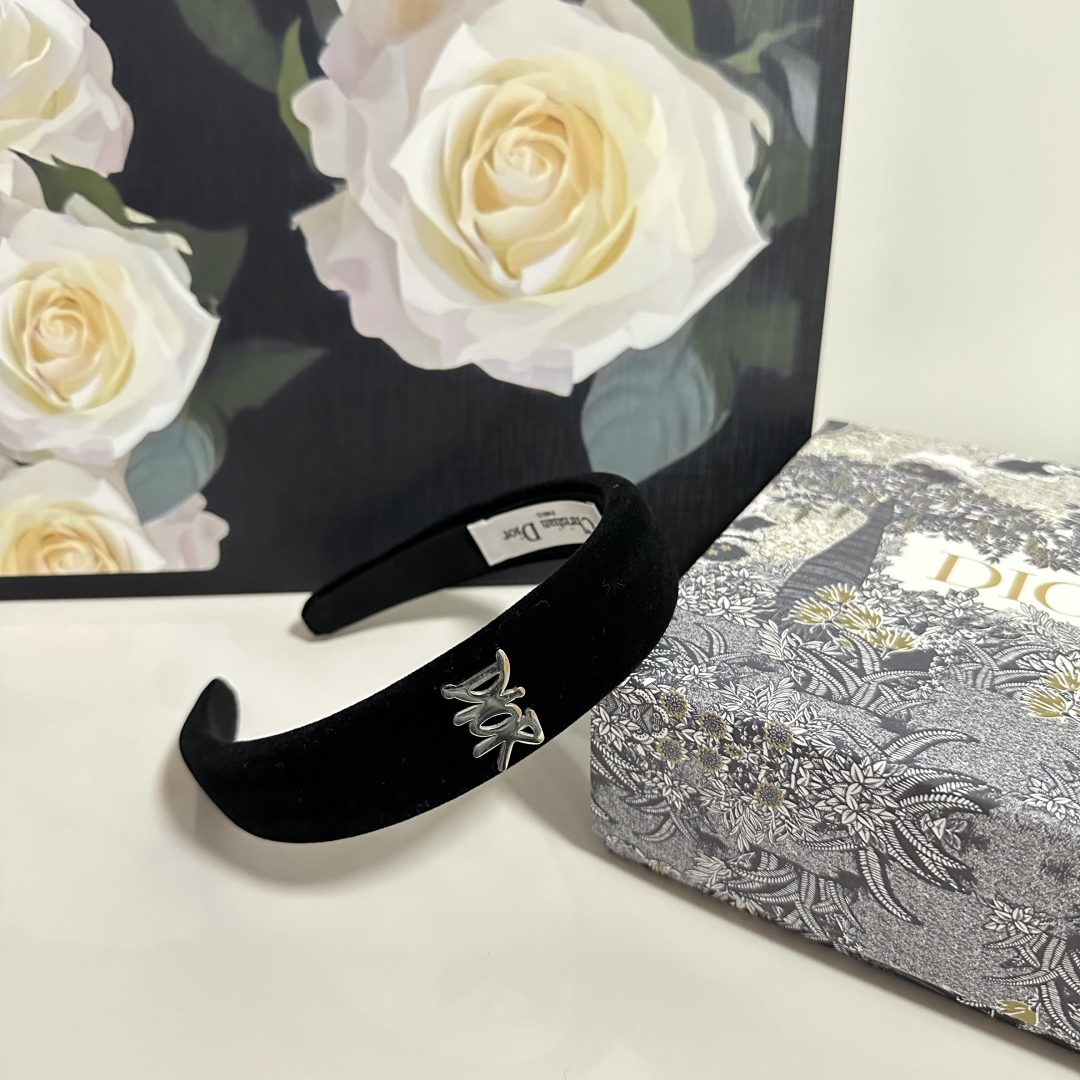  配专柜包装
DIOR（迪奥）最新丝绒发箍
小仙女快入手
特殊材质 不嘞头
可盐可甜～
