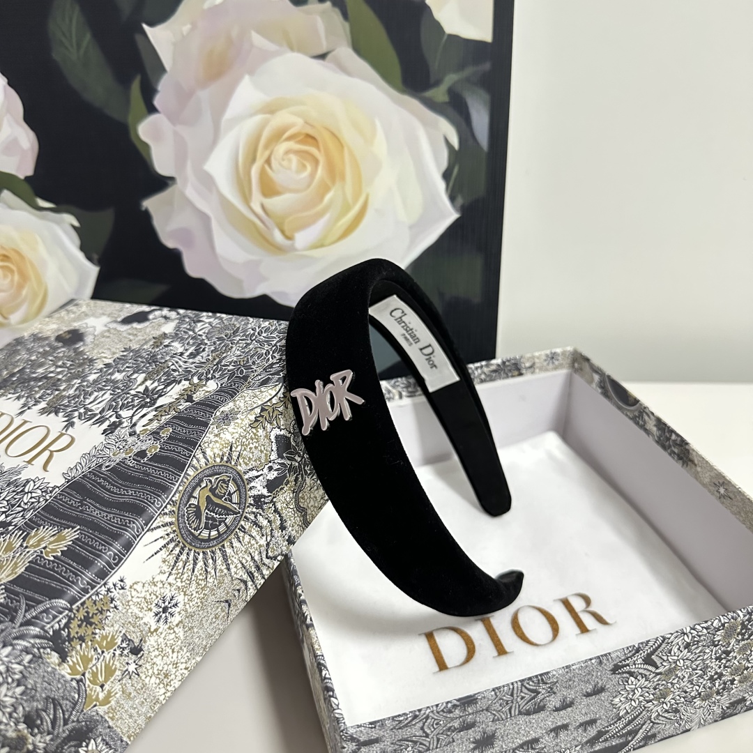  配专柜包装
DIOR（迪奥）最新丝绒发箍
小仙女快入手
特殊材质 不嘞头
可盐可甜～