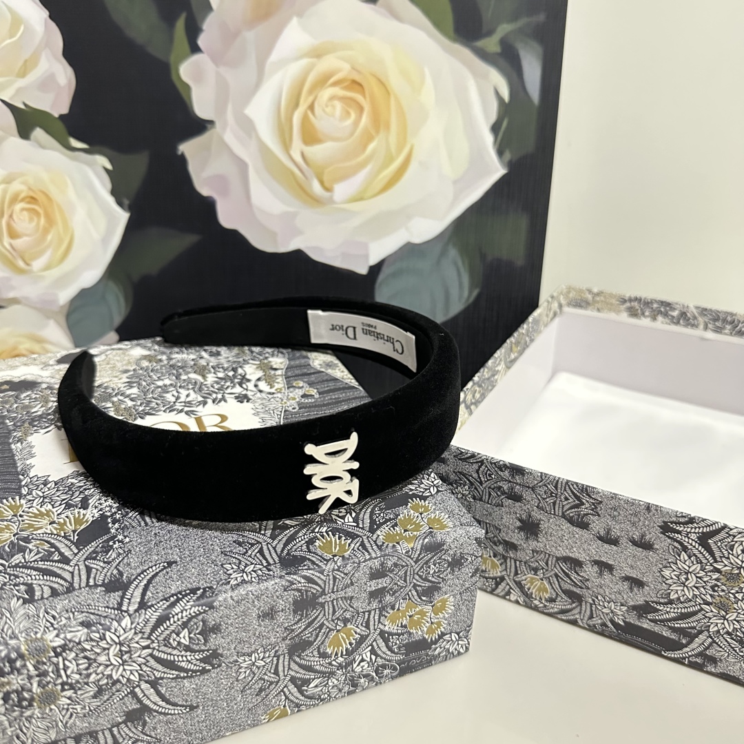  配专柜包装
DIOR（迪奥）最新丝绒发箍
小仙女快入手
特殊材质 不嘞头
可盐可甜～