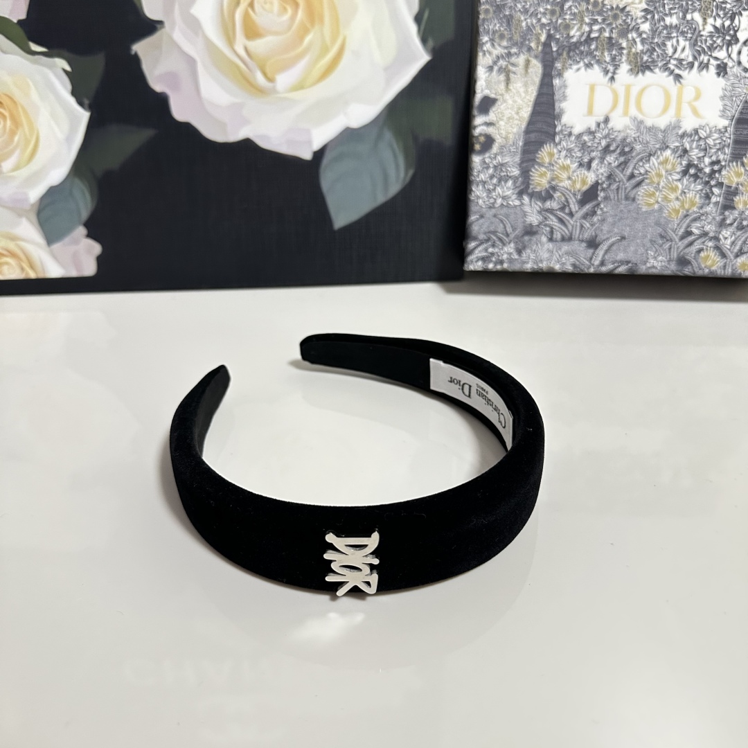  配专柜包装
DIOR（迪奥）最新丝绒发箍
小仙女快入手
特殊材质 不嘞头
可盐可甜～