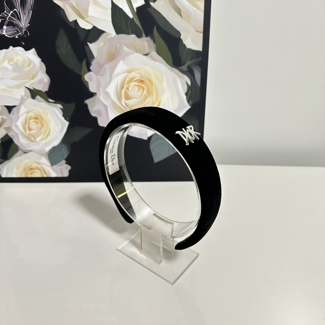 配专柜包装
DIOR（迪奥）最新丝绒发箍
小仙女快入手
特殊材质 不嘞头
可盐可甜～