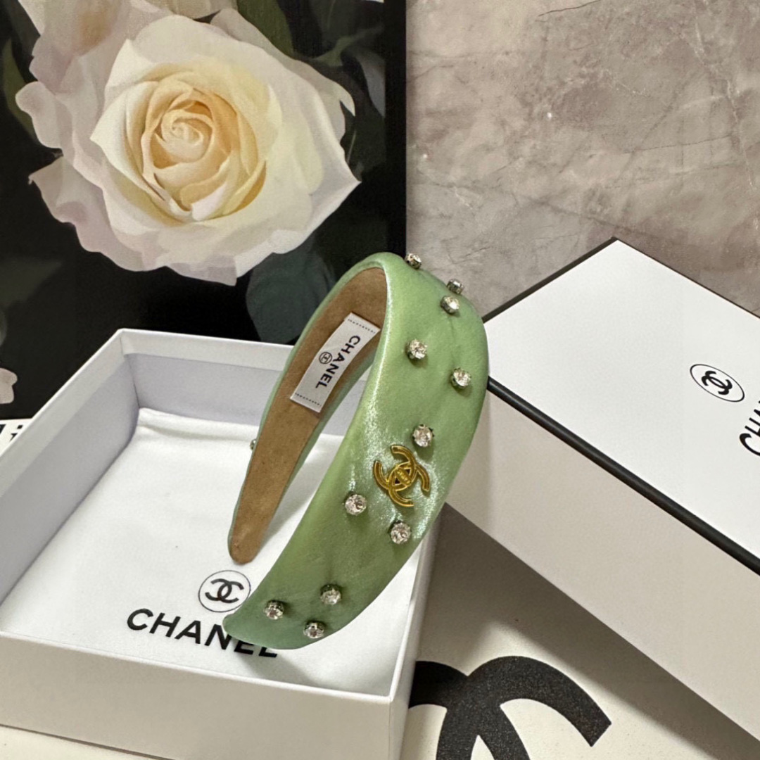  配专柜包装
Chanel（香奈儿）最新珐琅发箍
小仙女快入手
特殊材质 不嘞头
可盐可甜～
