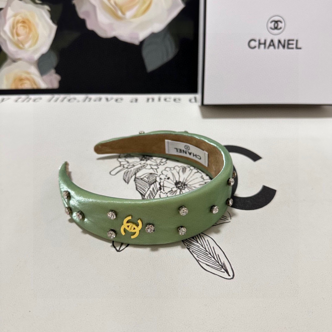  配专柜包装
Chanel（香奈儿）最新珐琅发箍
小仙女快入手
特殊材质 不嘞头
可盐可甜～