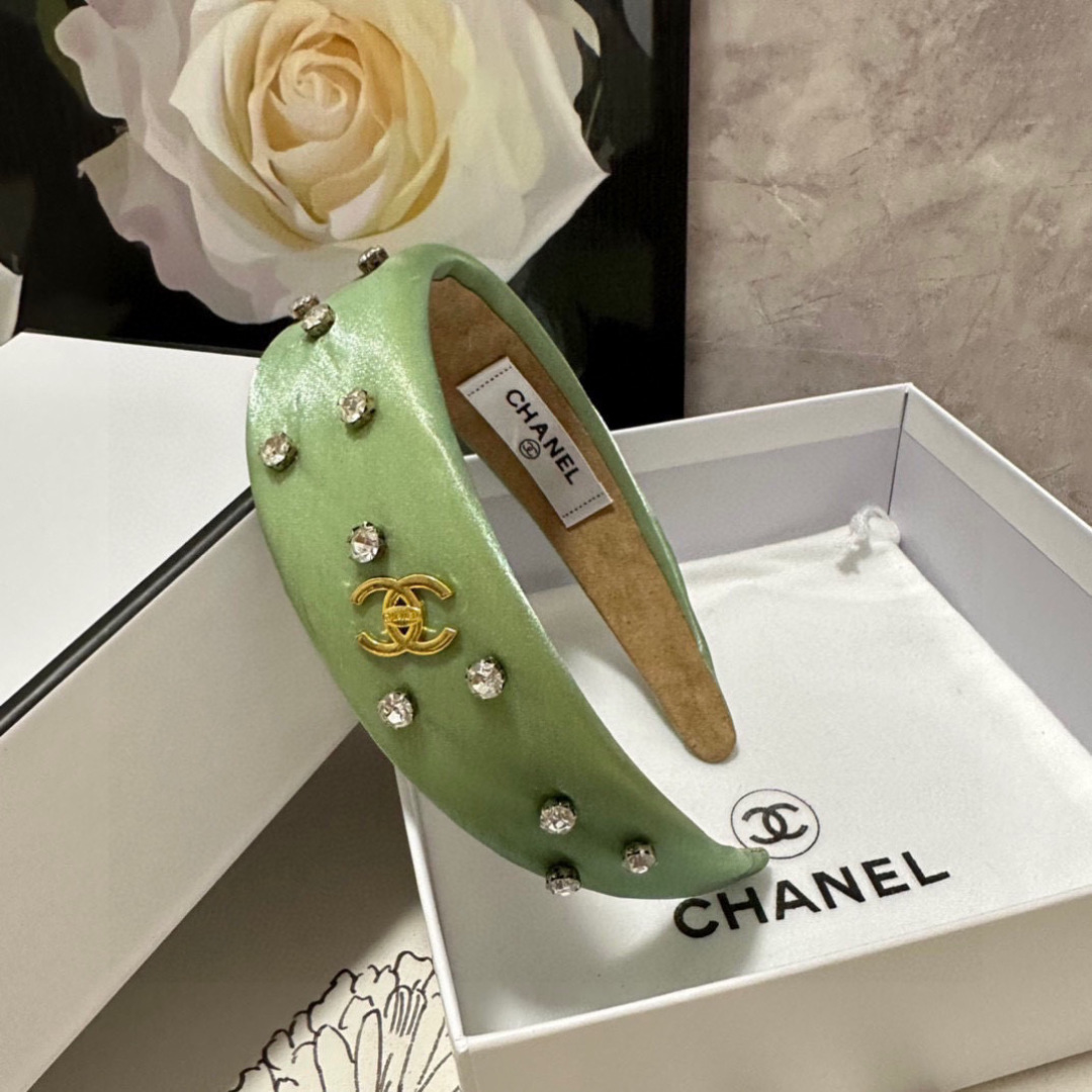  配专柜包装
Chanel（香奈儿）最新珐琅发箍
小仙女快入手
特殊材质 不嘞头
可盐可甜～
