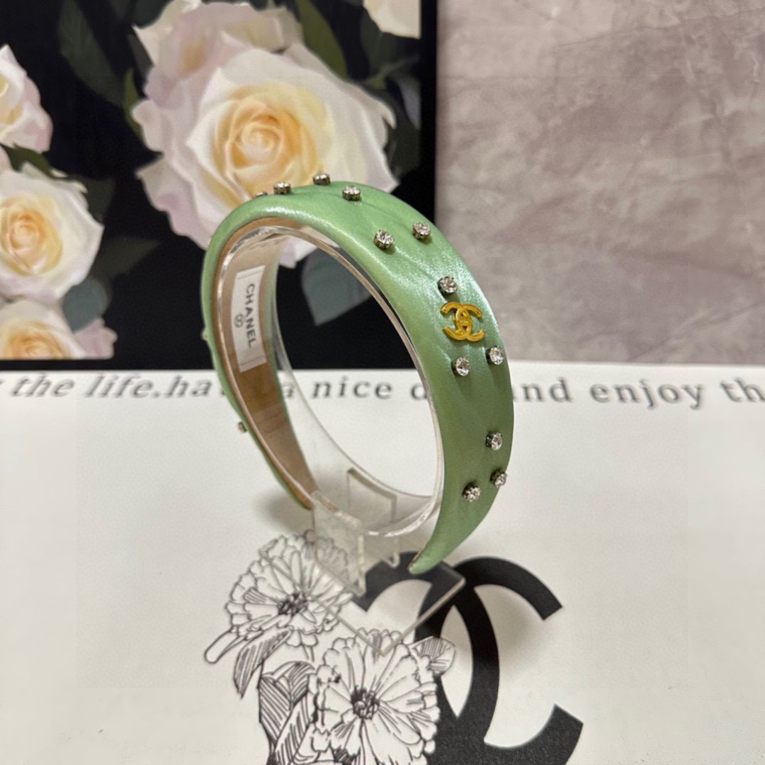 配专柜包装
Chanel（香奈儿）最新珐琅发箍
小仙女快入手
特殊材质 不嘞头
可盐可甜～