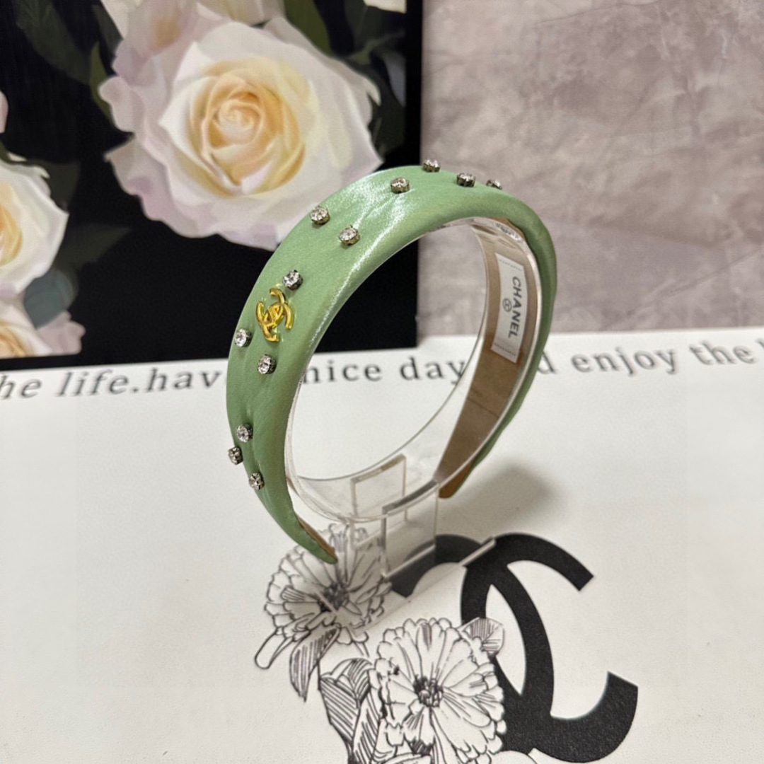  配专柜包装
Chanel（香奈儿）最新珐琅发箍
小仙女快入手
特殊材质 不嘞头
可盐可甜～