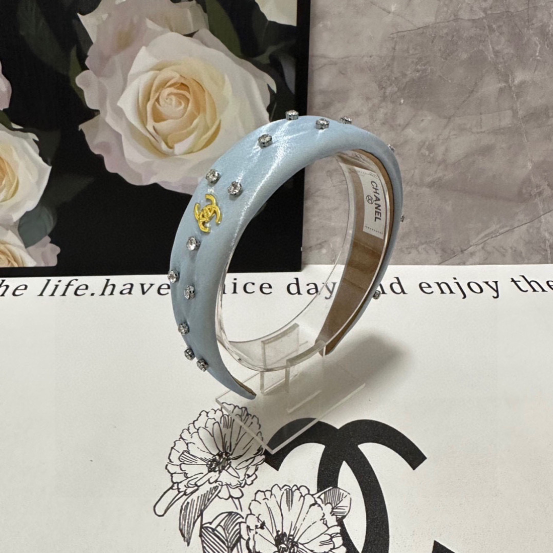  配专柜包装
Chanel（香奈儿）最新珐琅发箍
小仙女快入手
特殊材质 不嘞头
可盐可甜～