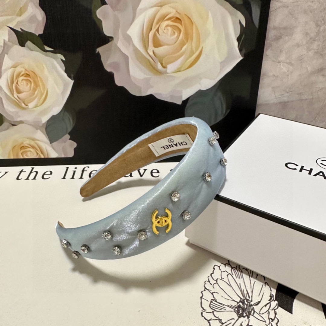  配专柜包装
Chanel（香奈儿）最新珐琅发箍
小仙女快入手
特殊材质 不嘞头
可盐可甜～