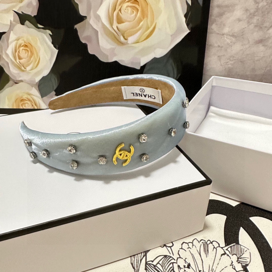  配专柜包装
Chanel（香奈儿）最新珐琅发箍
小仙女快入手
特殊材质 不嘞头
可盐可甜～
