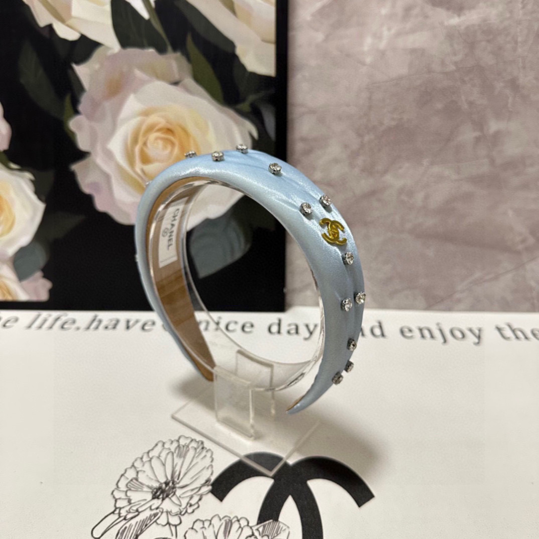  配专柜包装
Chanel（香奈儿）最新珐琅发箍
小仙女快入手
特殊材质 不嘞头
可盐可甜～