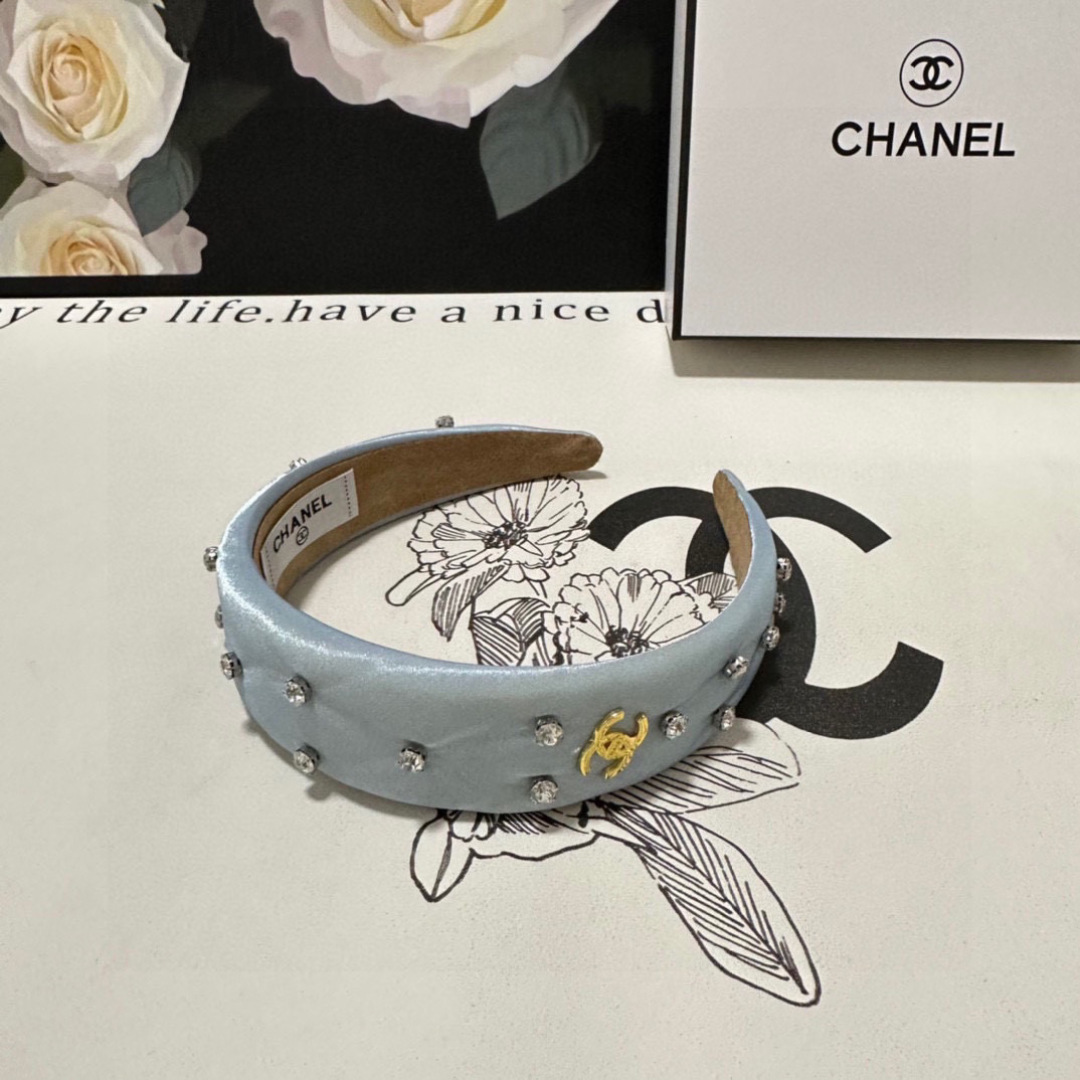  配专柜包装
Chanel（香奈儿）最新珐琅发箍
小仙女快入手
特殊材质 不嘞头
可盐可甜～