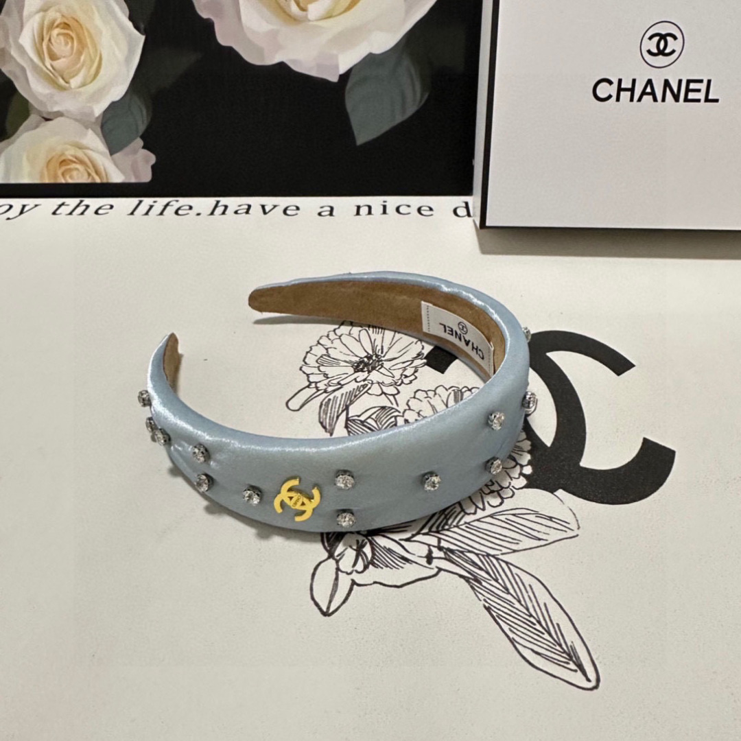  配专柜包装
Chanel（香奈儿）最新珐琅发箍
小仙女快入手
特殊材质 不嘞头
可盐可甜～