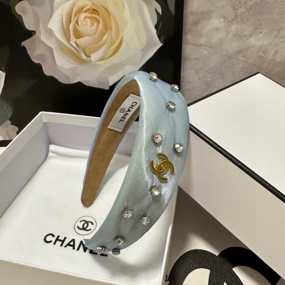  配专柜包装
Chanel（香奈儿）最新珐琅发箍
小仙女快入手
特殊材质 不嘞头
可盐可甜～