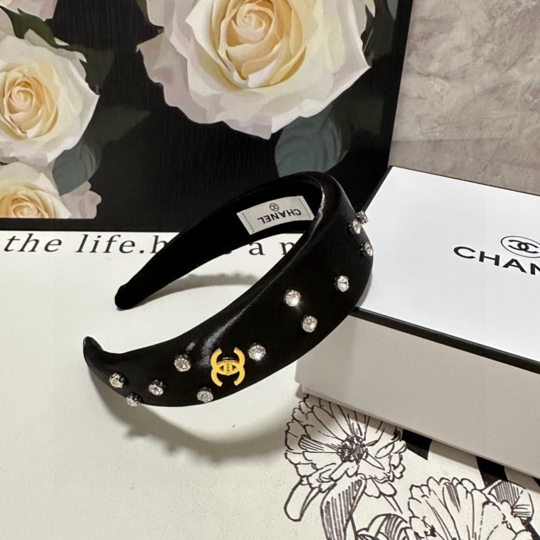  配专柜包装
Chanel（香奈儿）最新珐琅发箍
小仙女快入手
特殊材质 不嘞头
可盐可甜～