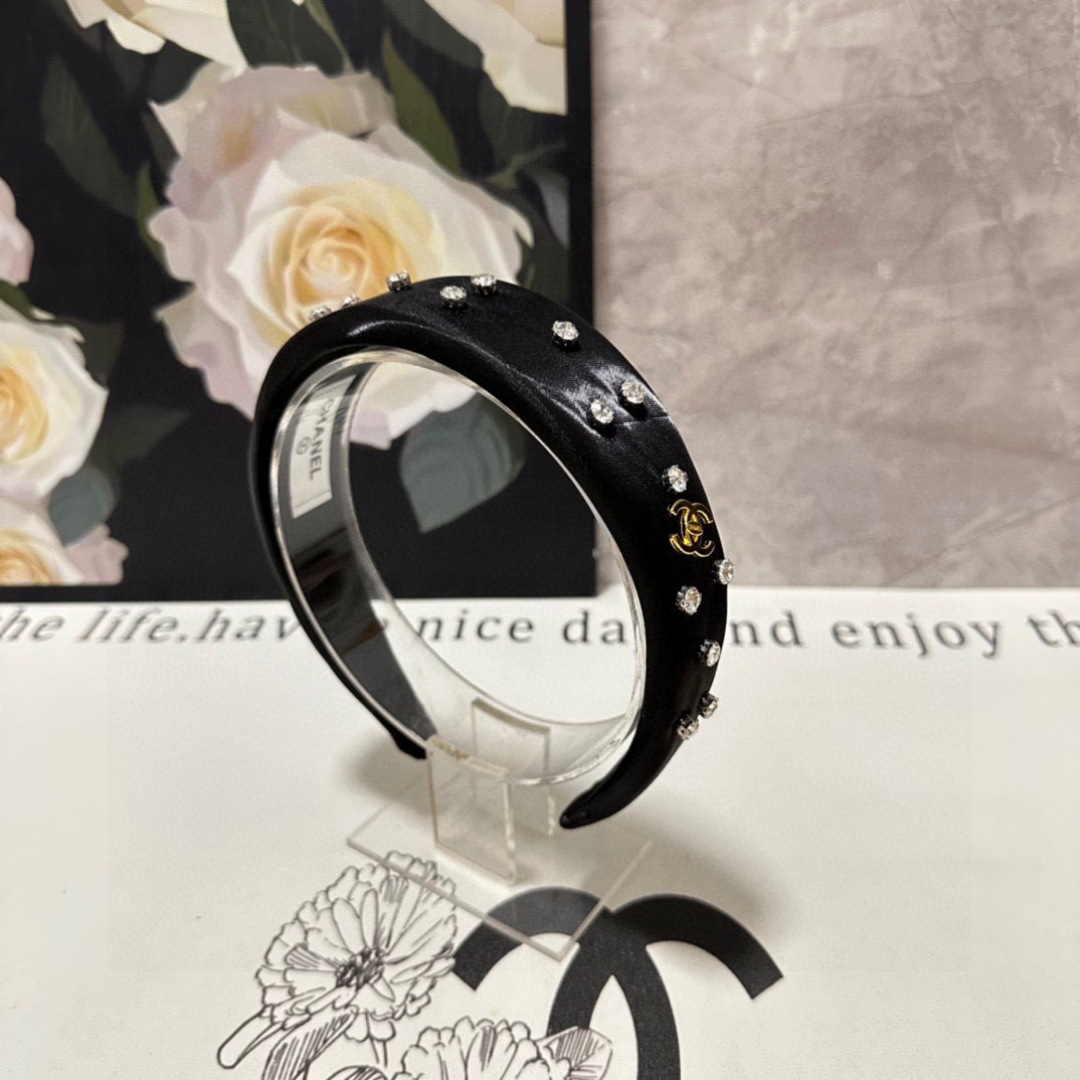  配专柜包装
Chanel（香奈儿）最新珐琅发箍
小仙女快入手
特殊材质 不嘞头
可盐可甜～