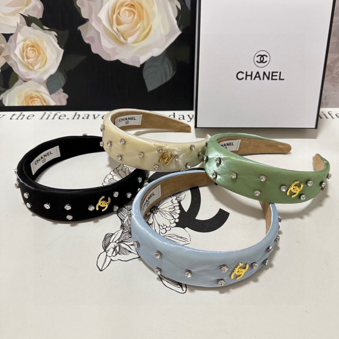 配专柜包装
Chanel（香奈儿）最新珐琅发箍
小仙女快入手
特殊材质 不嘞头
可盐可甜～