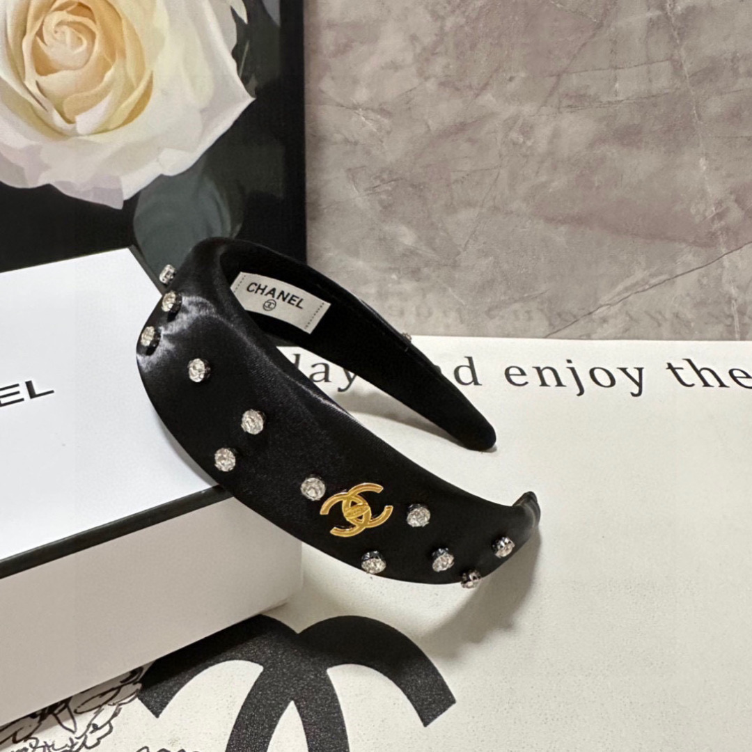  配专柜包装
Chanel（香奈儿）最新珐琅发箍
小仙女快入手
特殊材质 不嘞头
可盐可甜～
