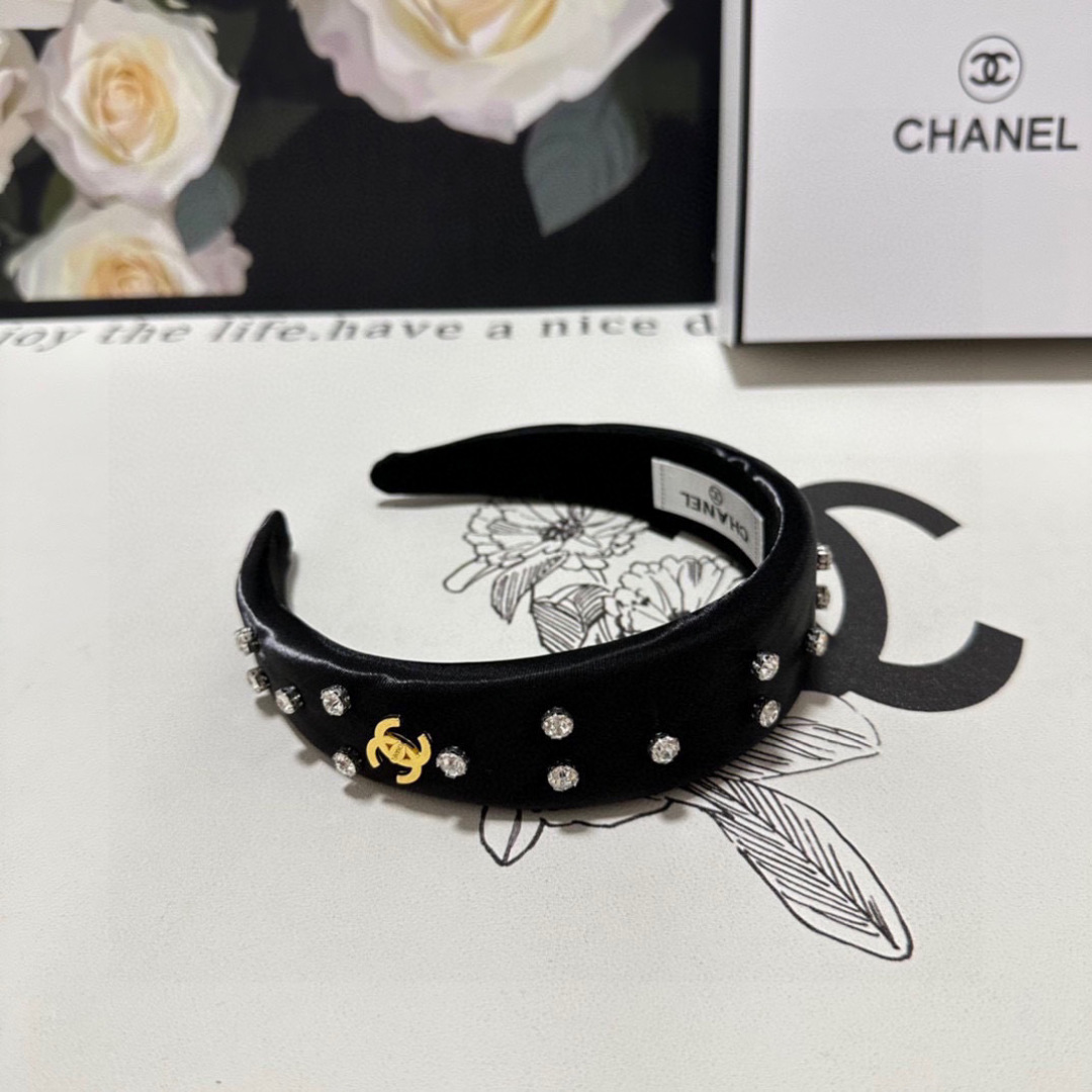  配专柜包装
Chanel（香奈儿）最新珐琅发箍
小仙女快入手
特殊材质 不嘞头
可盐可甜～