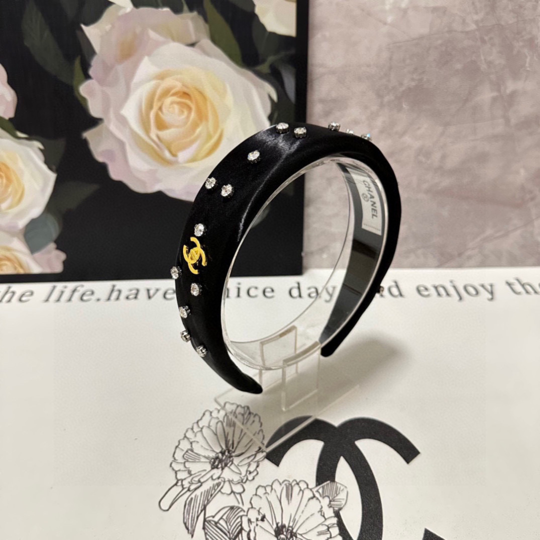  配专柜包装
Chanel（香奈儿）最新珐琅发箍
小仙女快入手
特殊材质 不嘞头
可盐可甜～