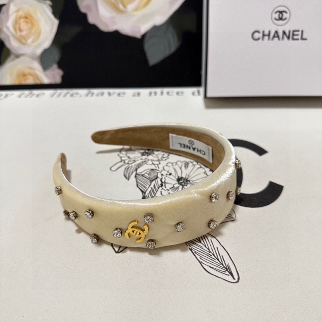  配专柜包装
Chanel（香奈儿）最新珐琅发箍
小仙女快入手
特殊材质 不嘞头
可盐可甜～