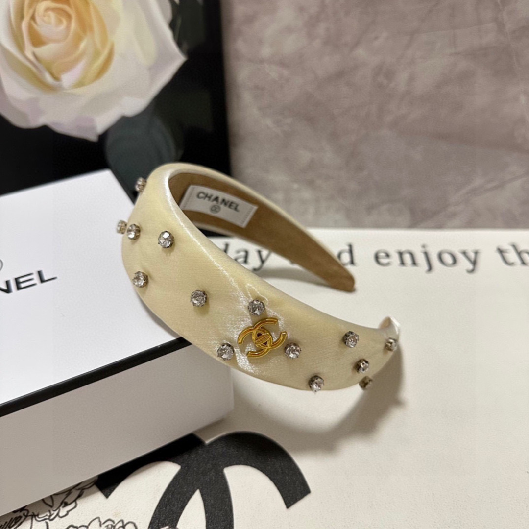  配专柜包装
Chanel（香奈儿）最新珐琅发箍
小仙女快入手
特殊材质 不嘞头
可盐可甜～
