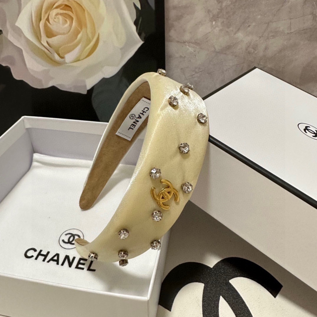  配专柜包装
Chanel（香奈儿）最新珐琅发箍
小仙女快入手
特殊材质 不嘞头
可盐可甜～