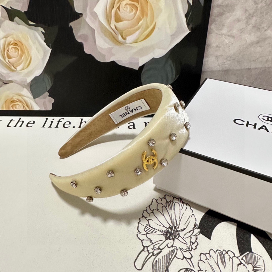  配专柜包装
Chanel（香奈儿）最新珐琅发箍
小仙女快入手
特殊材质 不嘞头
可盐可甜～