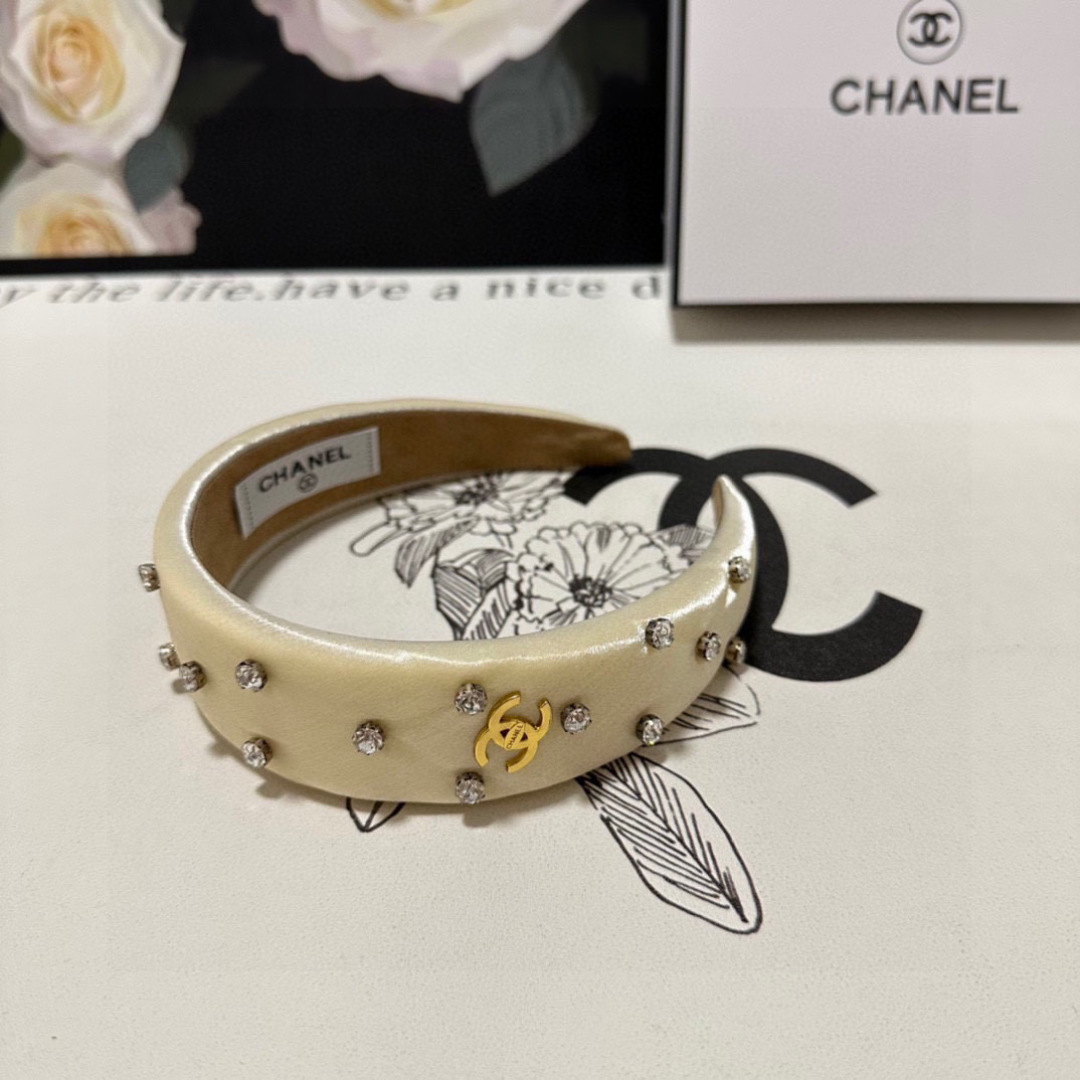  配专柜包装
Chanel（香奈儿）最新珐琅发箍
小仙女快入手
特殊材质 不嘞头
可盐可甜～
