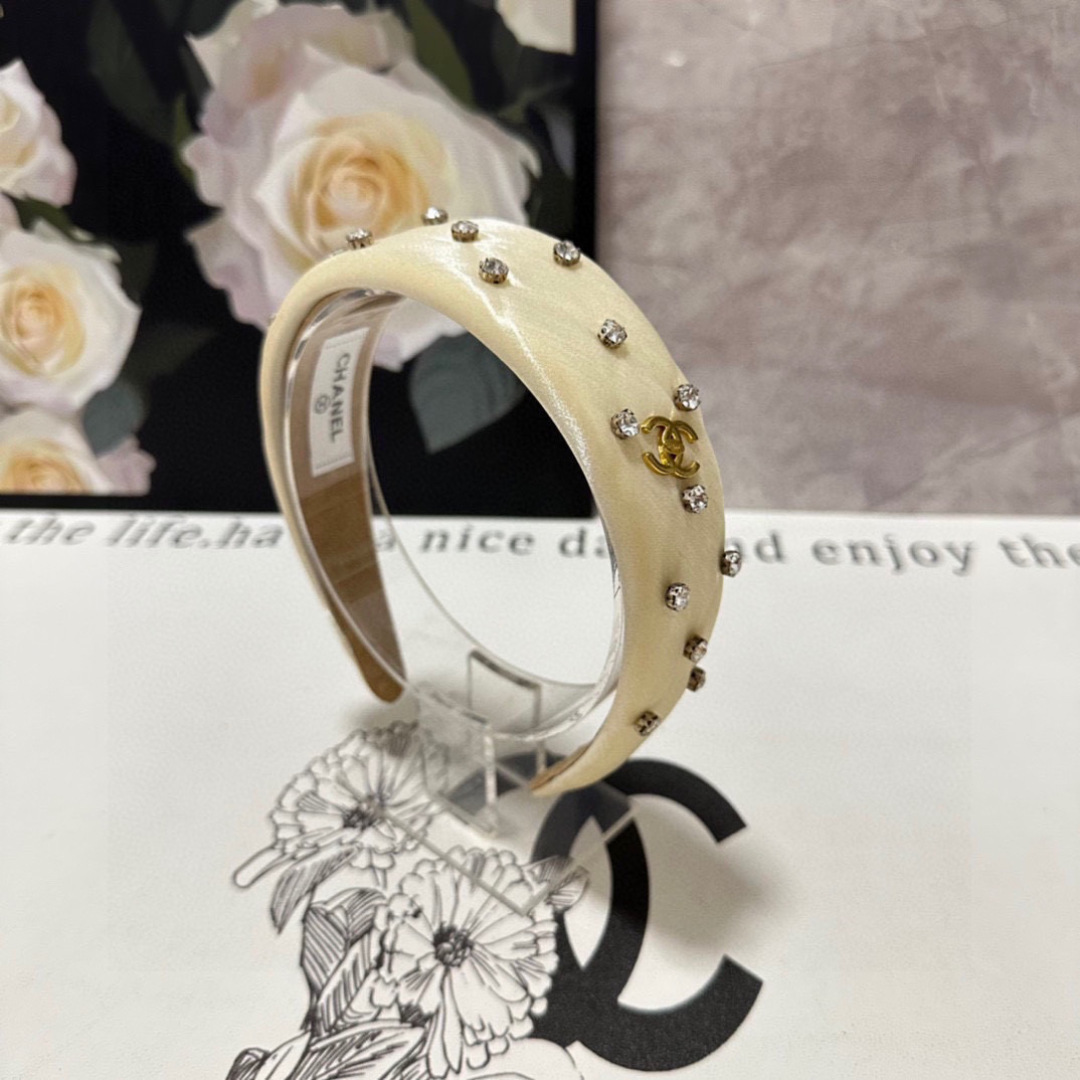  配专柜包装
Chanel（香奈儿）最新珐琅发箍
小仙女快入手
特殊材质 不嘞头
可盐可甜～