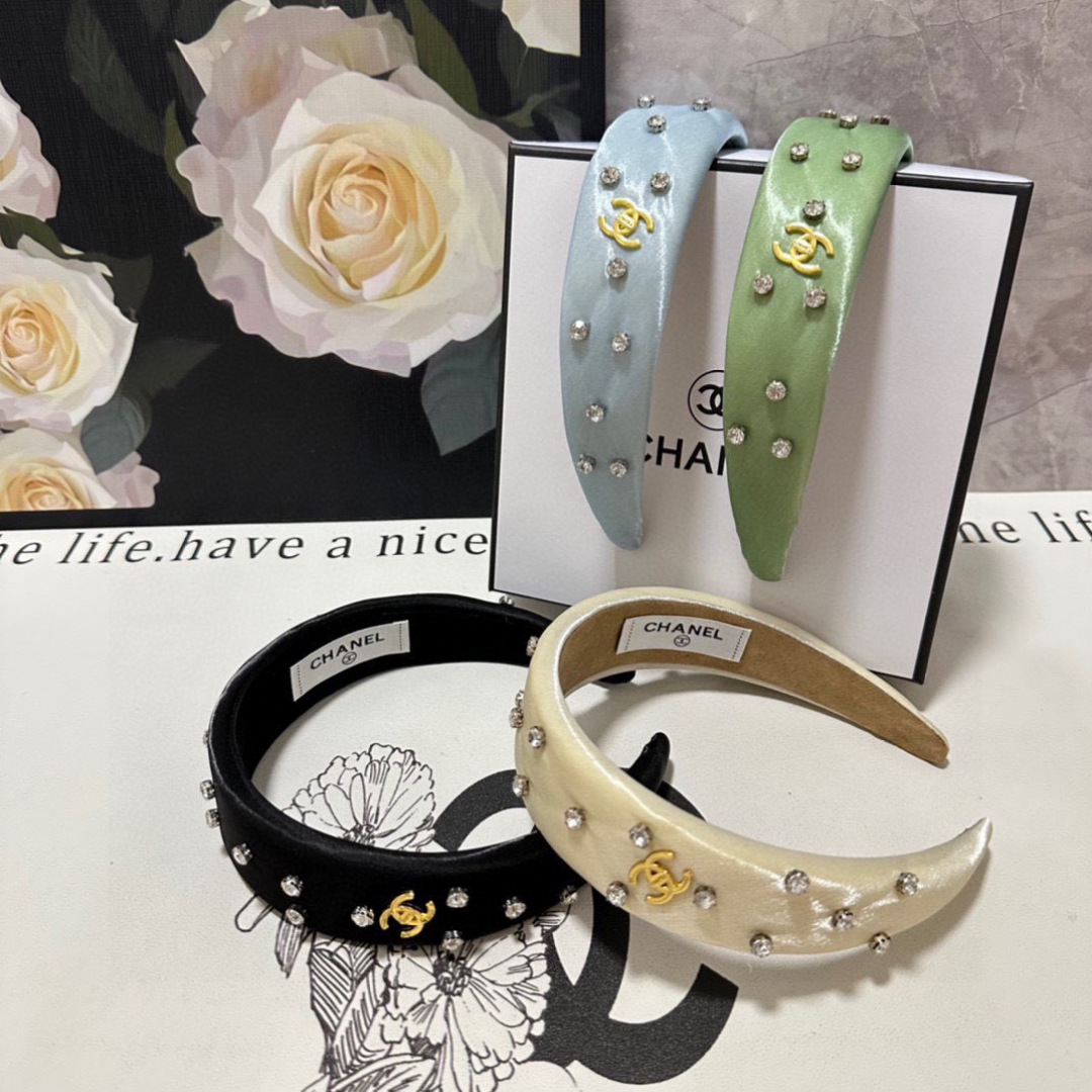  配专柜包装
Chanel（香奈儿）最新珐琅发箍
小仙女快入手
特殊材质 不嘞头
可盐可甜～