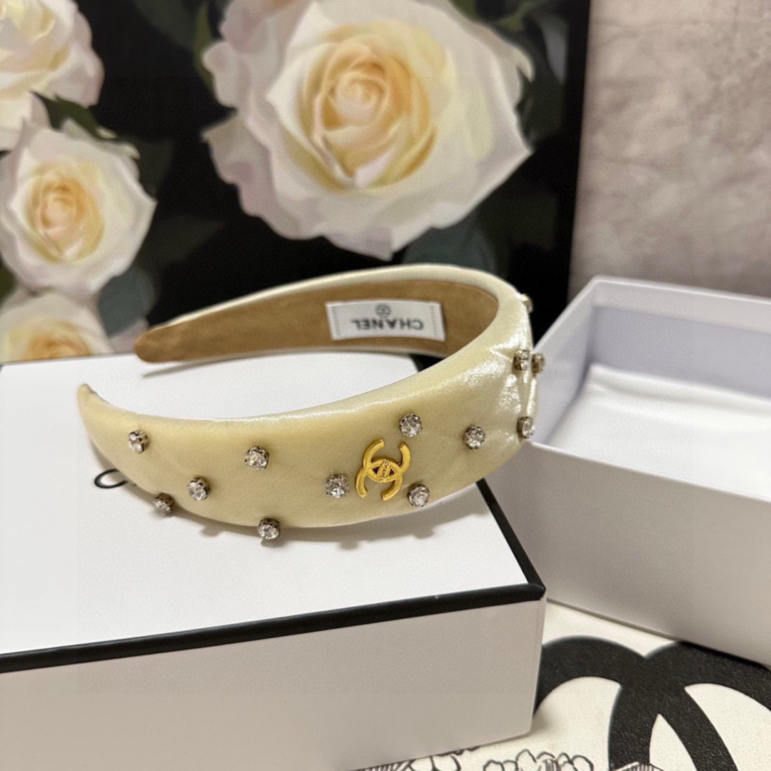  配专柜包装
Chanel（香奈儿）最新珐琅发箍
小仙女快入手
特殊材质 不嘞头
可盐可甜～